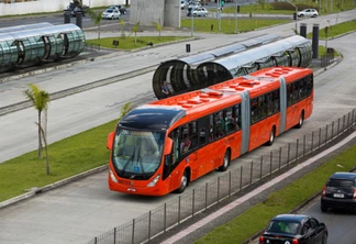 Ônibus biarticulado completa 30 anos