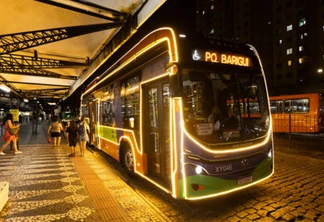 Ônibus elétrico ilumina o Natal de Curitiba