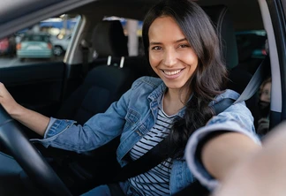 Mulher no Volante: desconstruindo mitos e celebrando as conquistas