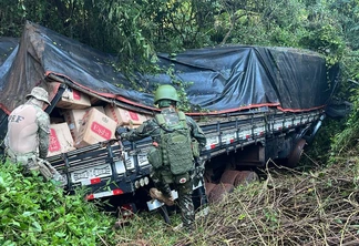 PRF e Exército Brasileiro apreendem caminhão carregado com 350 mil maços de cigarro