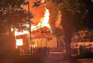 Incêndio destrói residência no Bairro Alto Alegre