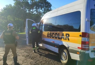 Ao todo, foram fiscalizados 108 veículos, entre vans e ônibus do transporte escolar, sendo 19 destes abordados nas rodovias estaduais pela Polícia Rodoviária Estadual e 89 nas vias urbanas, pela Transitar e Polícia Militar. Foto Secom