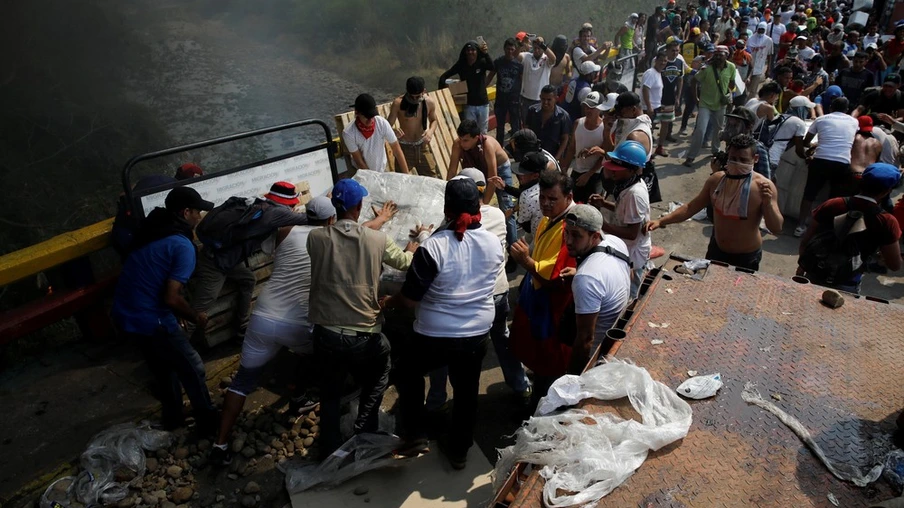 Cascavelense está retida na Venezuela e relata horror