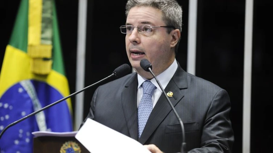 Senador Antonio Anastasia (PSDB-MG) discursa na tribuna do Plenário onde comentou a inclusão de seu nome no inquérito da Operação Lava-Jato (Moreira Mariz/Agência Senado)