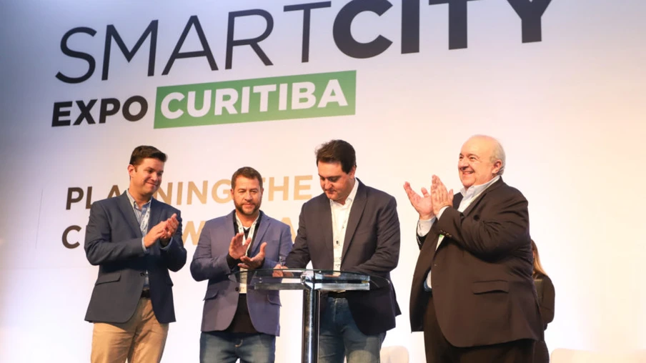 O governador Carlos Massa Ratinho Junior assinou nesta quinta-feira (21), durante o evento internacional Smart City Expo Curitiba, um projeto de lei propondo zerar a alíquota de IPVA de veículos elétricos, que hoje é de 3,5%. Ele também vai apresentar uma proposta de convênio ao Conselho Nacional de Política Fazendária (Confaz) para que o Estado também possa isentar o ICMS para a aquisição desses veículos.  -  Curitiba, 21/03/2019  -  Foto: Rodrigo Félix Leal/ANPr