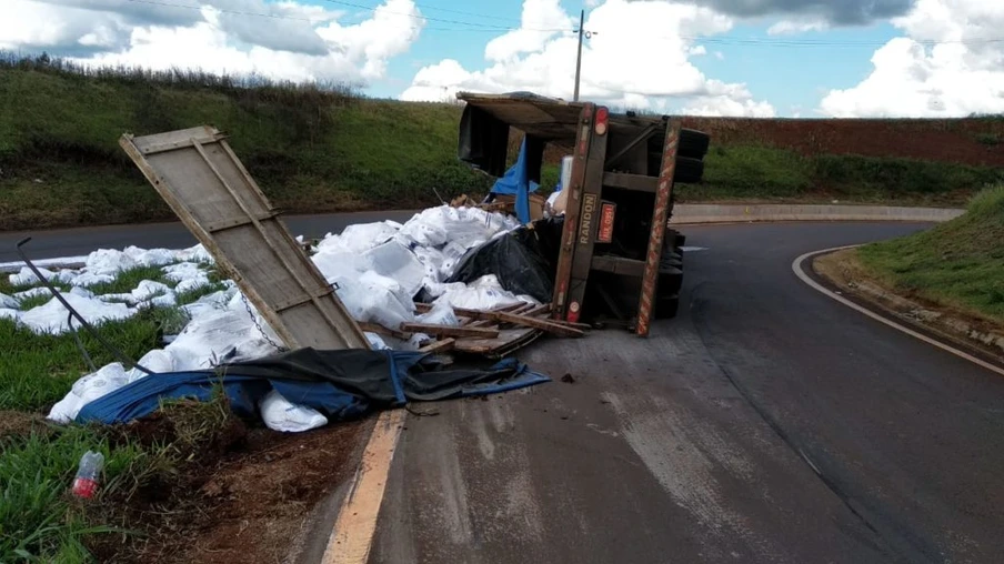 Caminhão tomba no Contorno Oeste