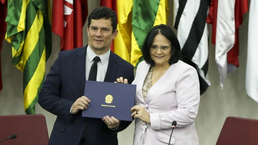 Os ministros da Justiça e Segurança Pública, Sergio Moro, e da Mulher, da Família e dos Direitos Humanos, Damares Alves, durante cerimônia de assinatura de acordo de cooperação técnica para estabelecimento de políticas públicas de combate à violência doméstica e familiar