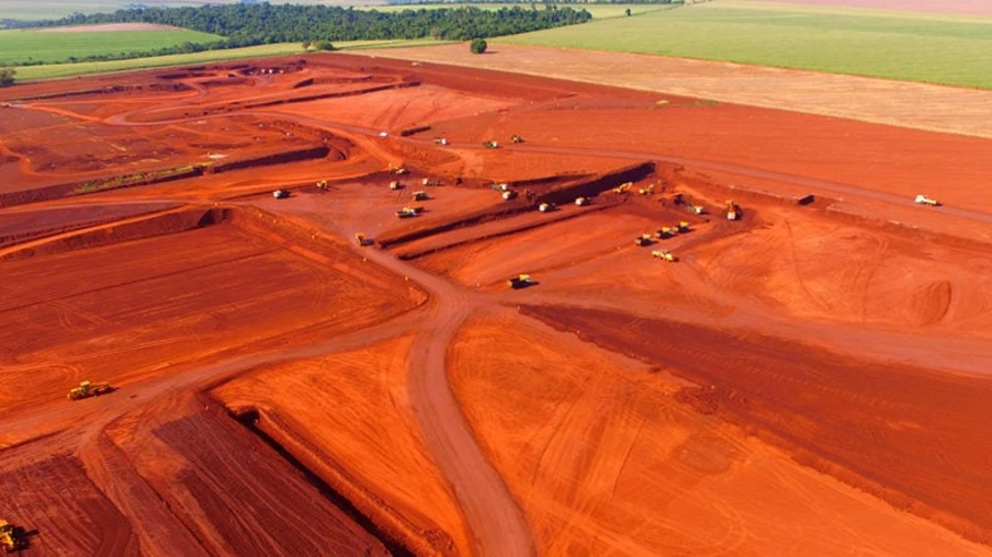 Obra do novo frigorífico parou ainda na terraplanagem e na fundação