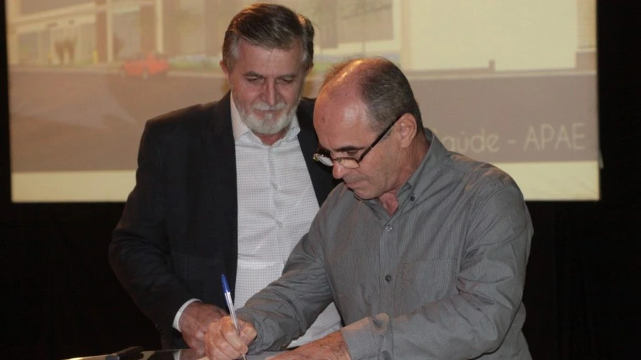 Assinatura da parceria entre Sicredi e Apae foi realizada na última sexta-feira - 
Foto: Vandré Dubiela/V10 Comunicação
