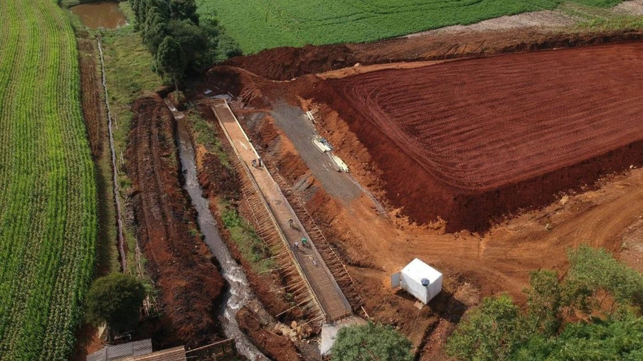 Departamento de Estradas de Rodagem do Paraná (DER-PR) está em processo de finalização do marco zero do Contorno de Pato Branco. O viaduto erguido sobre a BR-158 está 75% concluído e representa o início da obra, que irá desviar o tráfego de veículos de grande porte da cidade para a PR-493. O término da obra viária na região sudoeste do Estado está previsto para o final de 2019. -  pato branco, 04/04/2019  -  Foto: Divulgação Prefeitura de Pato Branco