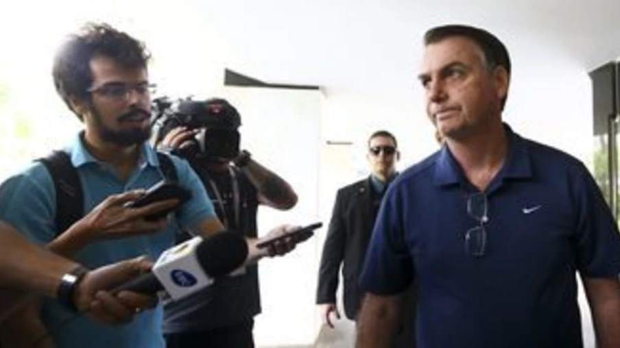 O presidente Jair Bolsonaro chega ao prédio onde mora o filho, Flávio Bolsonaro, em Brasília.