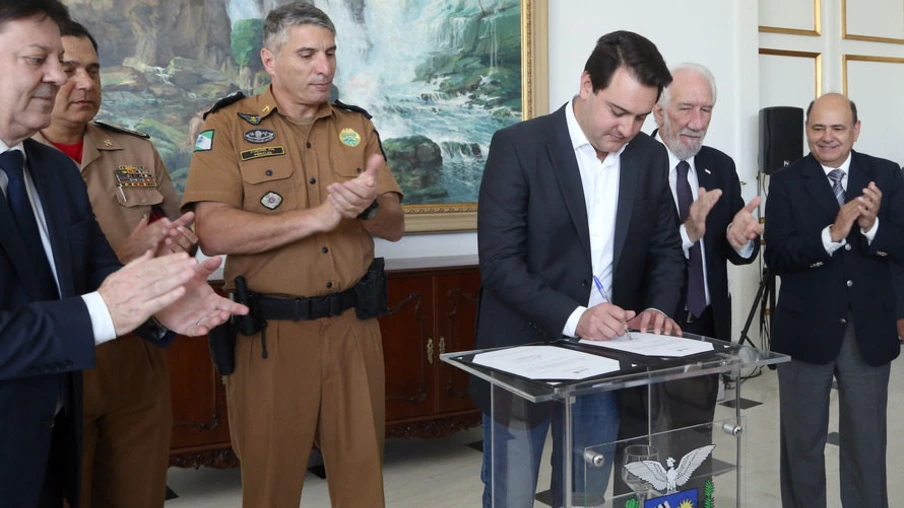 Governador anuncia pagamento das promoções dos praças-militares. -  Curitiba  -  
Foto de Gilson Abreu ANPr