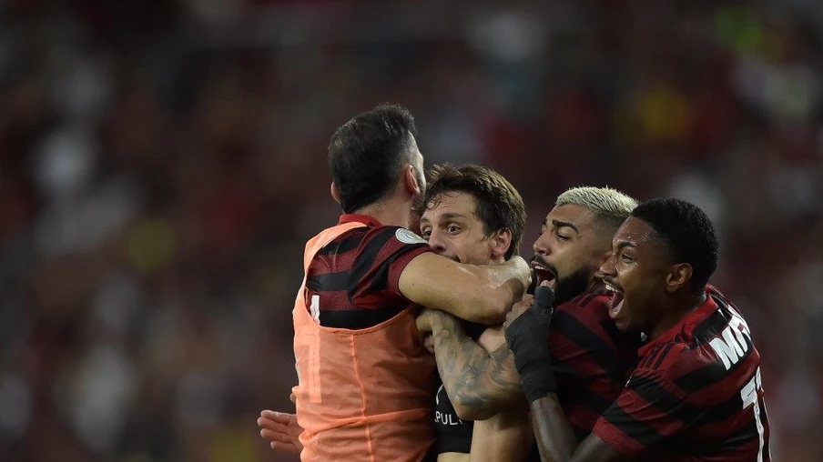 Flamengo bate o Athletico-PR pelo Brasileirão