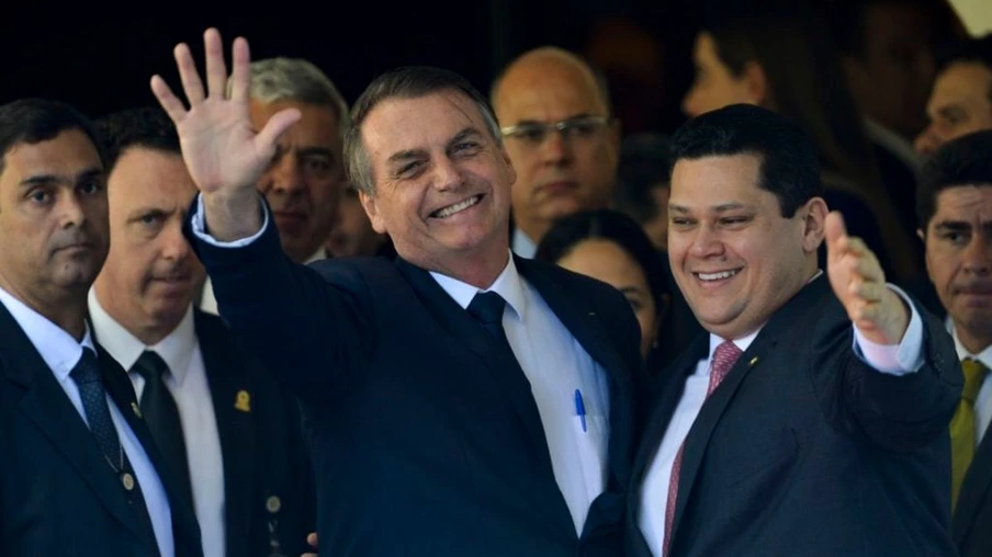 O presidente Jair Bolsonaro e o presidente do Senado, Davi Alcolumbre, após reunião com parlamentares e governadores, na residência oficial do Senado - Foto:Marcelo Camargo/Agência Brasil