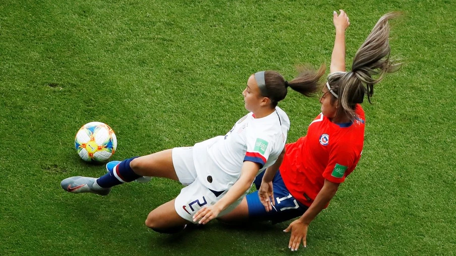 Futebol Futebol - Copa do Mundo Feminina - Grupo F - Estados Unidos vs Chile - Parc des Princes, Paris, França - 16 de junho de 2019 Mallory Pugh dos EUA em ação com a chilena Javiera Toro REUTERS / Gonzalo Fuentes