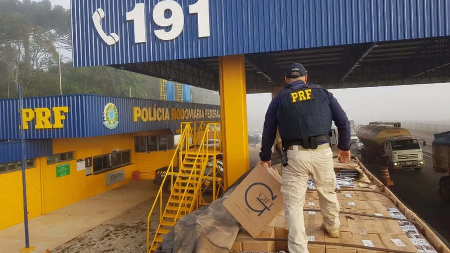 PRF apreende carreta carregada com 350 mil carteiras de cigarros contrabandeados