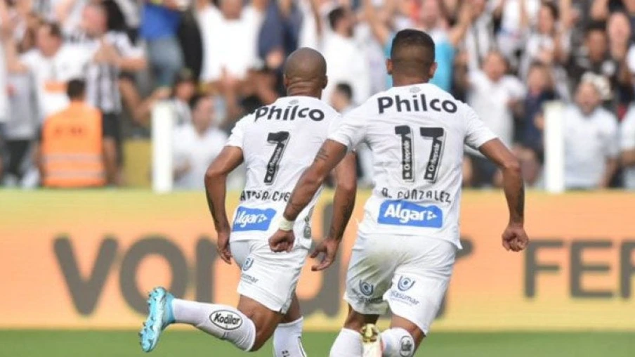 Santos vence o Avaí e assume a liderança do Brasileirão