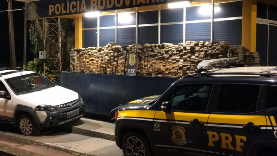 PRF encontra mais de 600kg de maconha em automóvel