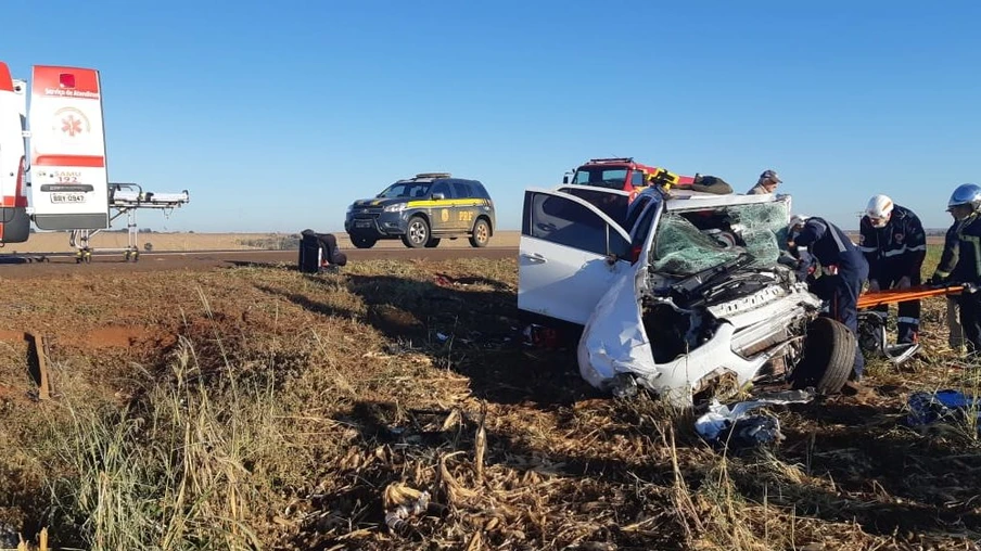 Colisão frontal entre van e carro deixa pelo menos sete vítimas em Guaíra