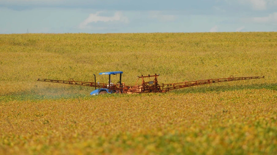 pulverizando plantação de soja com dessecador no interior de Cascavel. - Foto: Jonas Oliveira