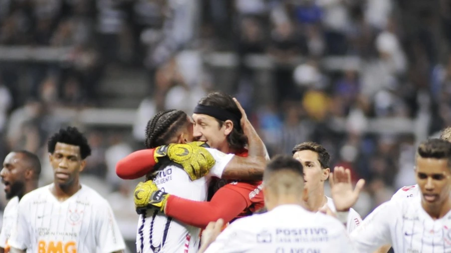 Corinthians vence o Goiás e entra no G-6 do Brasileirão