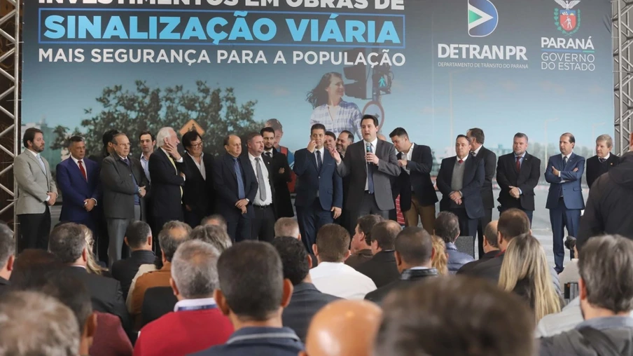 O governador Carlos Massa Ratinho Junior e o diretor do Detran, Cezar Kogut, autorizam repasse do Detran para municípios realizarem obras de sinalização nas cidades.
Curitiba, 14-08-19
Foto: Arnaldo Alves / ANPr.