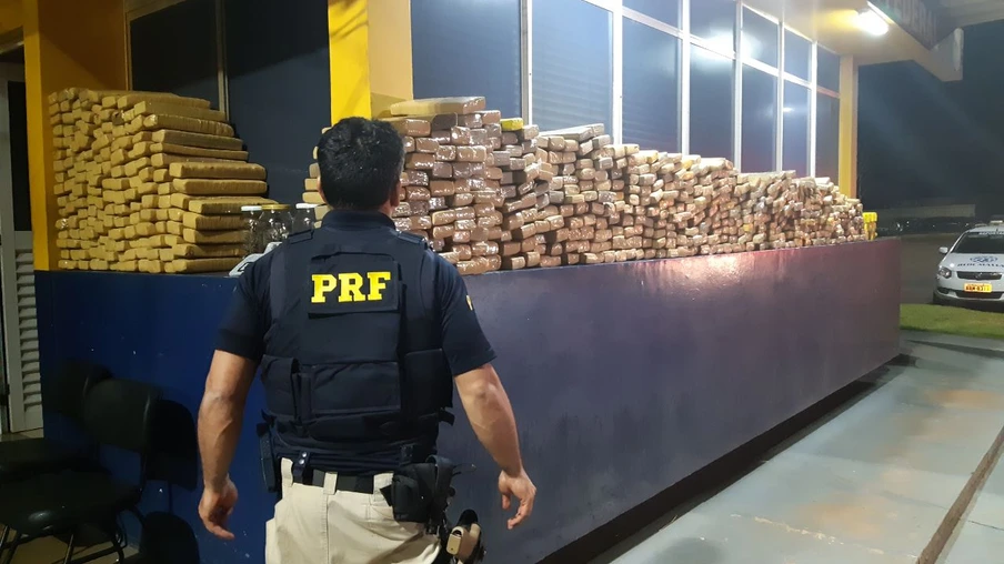 PRF recupera carro roubado e apreende 711 quilos de maconha no Paraná