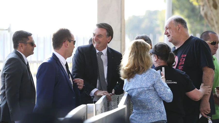 O presidente Jair Bolsonaro, cumprimenta populares  no Palácio da Alvorada -Foto: Antonio Cruz/ Agência Brasil
