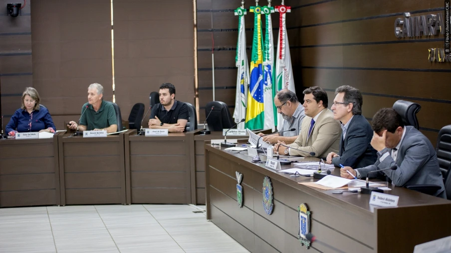 Vereadores da Comissão de Finanças assistem à apresentação das contas da Prefeitura, durante a audiência públicaVereadores da Comissão de Finanças assistem à apresentação das contas da Prefeitura, durante a audiência pública- Foto: Flávio Ulsenheimer/Assessoria de Imprensa/CMC