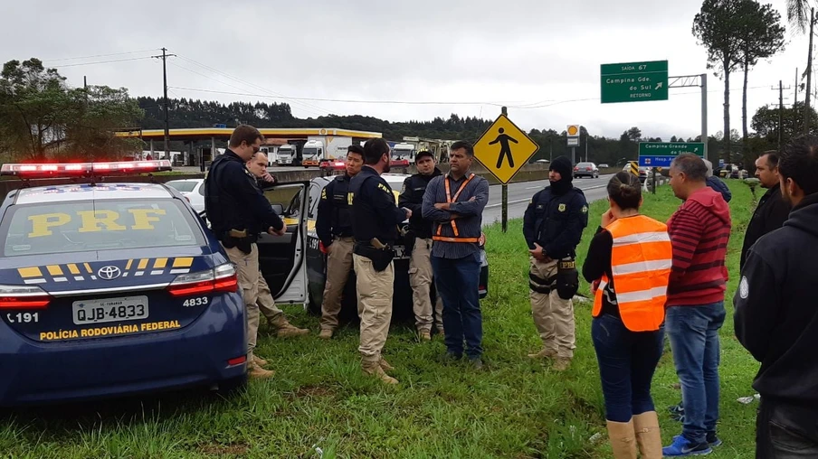 Caminhoneiros protestam em Quatro Barras