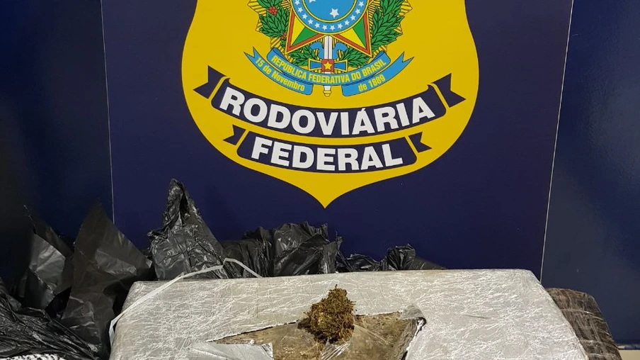 Homem tenta fugir da Polícia mas é pego transportando maconha no Oeste