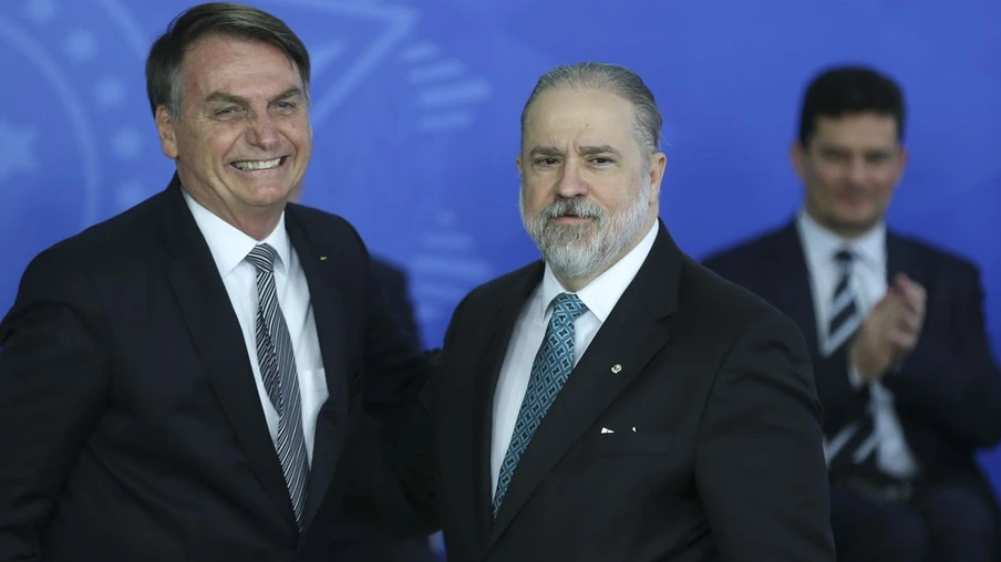 O presidente Jair Bolsonaro dá posse ao novo procurador-geral da República, Augusto Aras, no Palácio do Planalto - Foto: Agência Brasil 