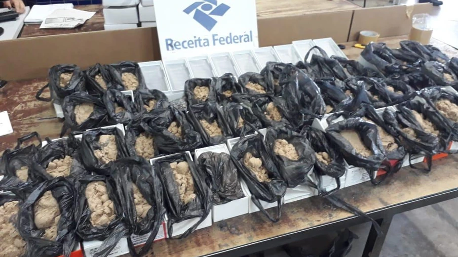 Receita Federal encontra areia dentro de caixas de celulares apreendidos