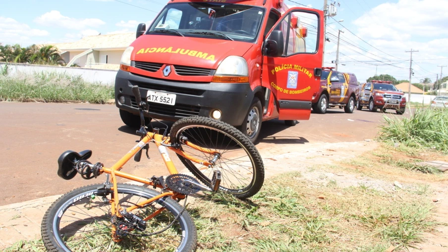 Vídeo mostra momento em que ciclista é atingido por veículo