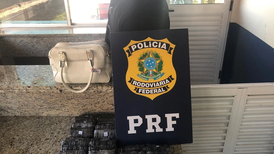 PRF apreende munições em bolsas de mão de casal