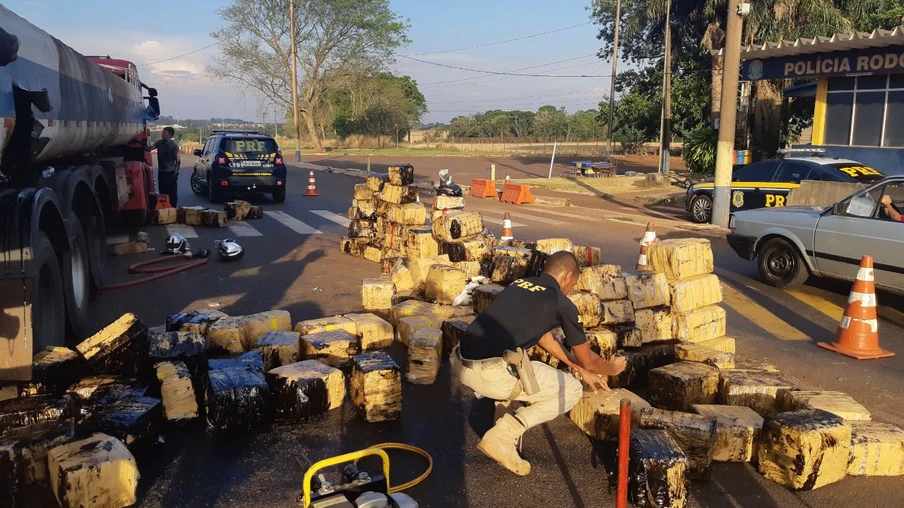 PRF descobre 2,8 toneladas de maconha em caminhão-tanque no Paraná