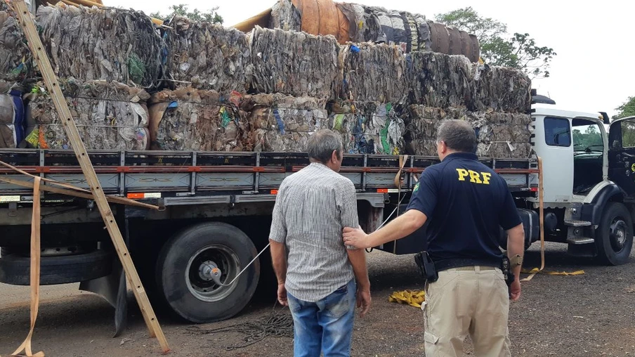 Caminhão carregado de material reciclável recheado de maconha é apreendido no oeste