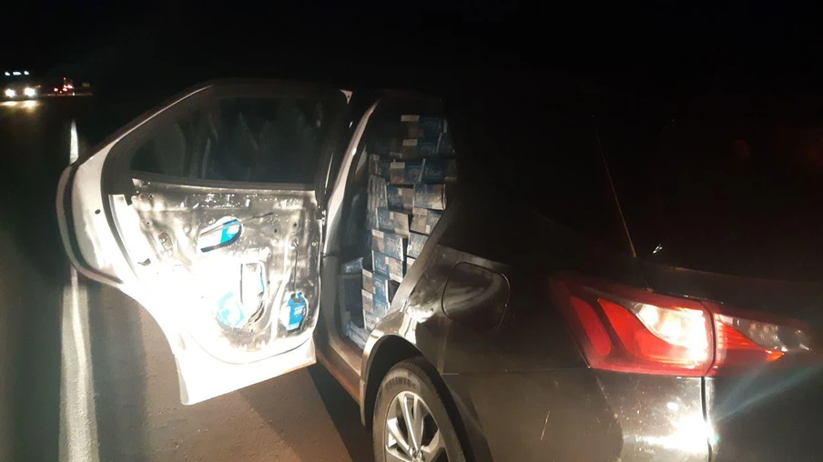 SUV de luxo roubado é apreendido com mais de R$ 100 mil em cigarros