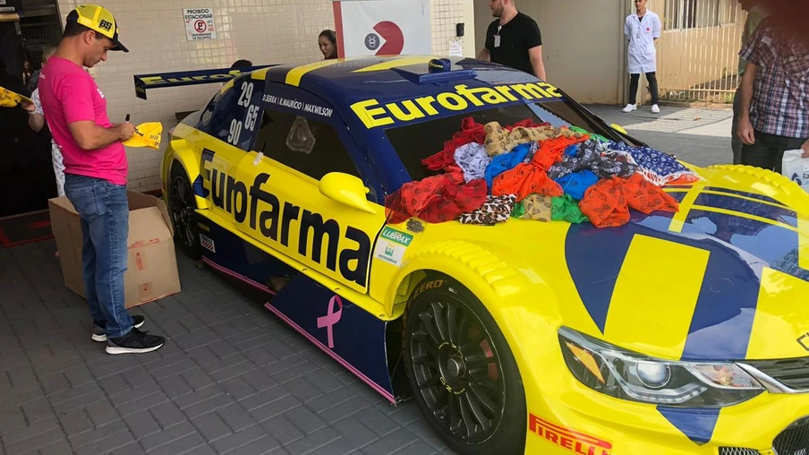 Pilotos da Stock Car trocam lenços por camiseta e boné