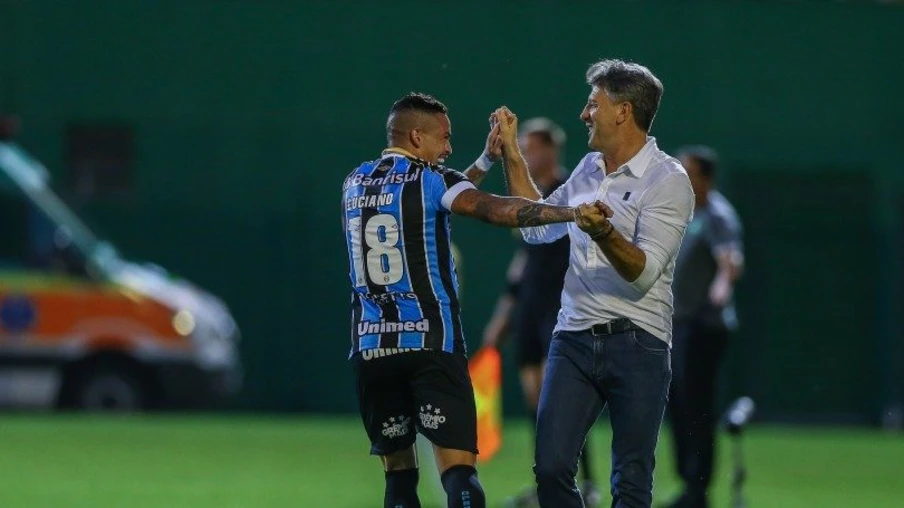 Grêmio derrota a Chapecoense e segue firme no G-4 do Brasileirão