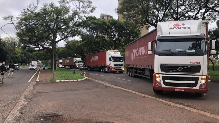 O comboio de oito carretas chegou a Foz na tarde de ontem - Foto: Receita Federal 