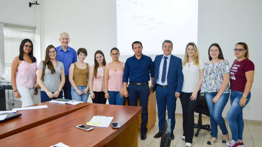 Egresso, juiz do Trabalho prestigia audiência simulada com estudantes de Direito