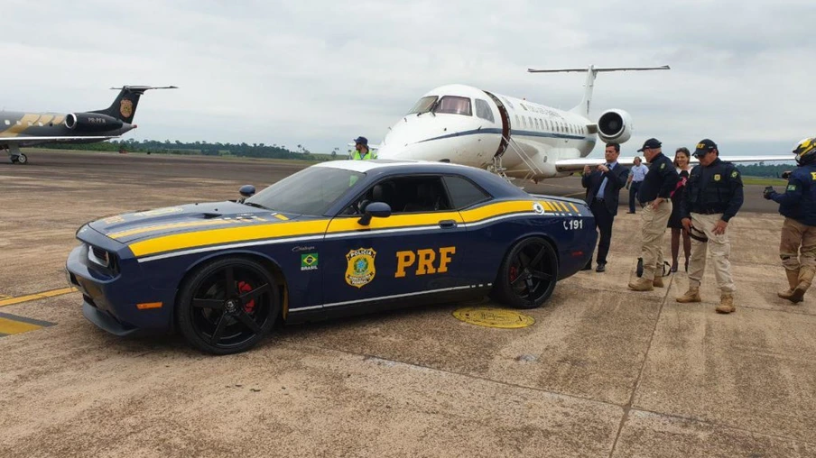 PRF estreia viatura Dodge Challenger durante escolta ministerial em Foz do Iguaçu