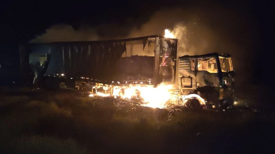 Durante incêndio, PRF prende oito envolvidos em saque de carga de cerveja