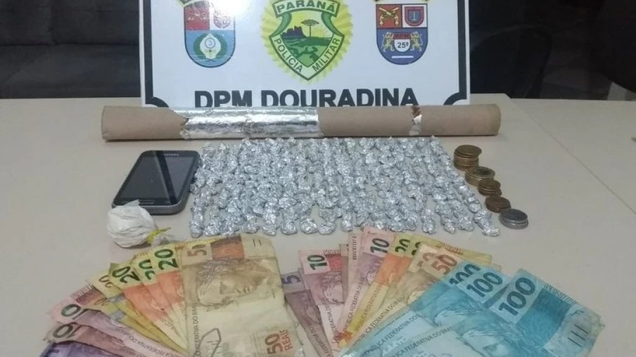 Foram apreendidas 18 gramas de cocaína, 348 pedras de crack (131 gramas), um celular e rolos de papel alumínio - Foto: Divulgação