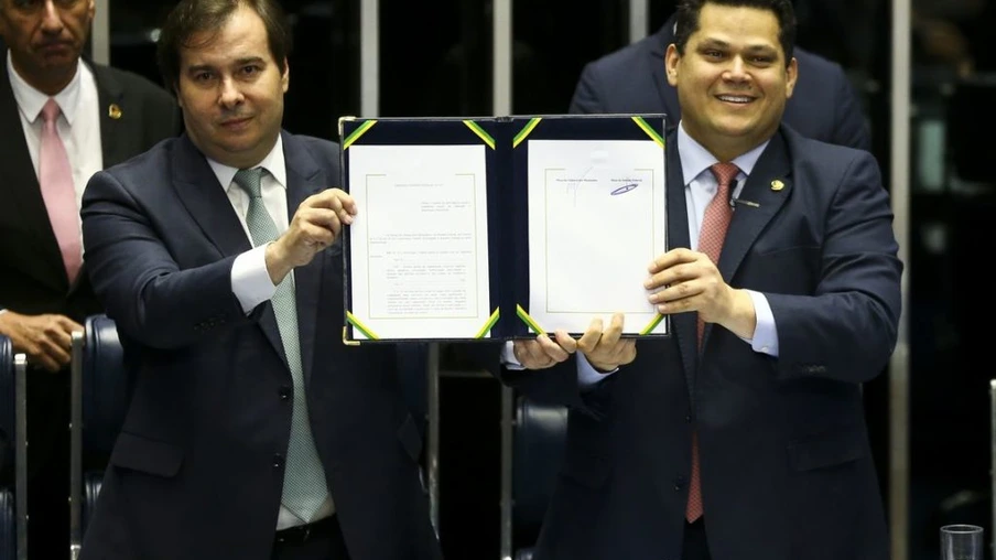 Os presidentes da Câmara, Rodrigo Maia, e do senado, Davi Alcolumbre, durante sessão do Congresso Nacional para promulgação da emenda constitucional (103/2019) da reforma da Previdência. - Foto: Marcelo Camargo/Agência Brasil
