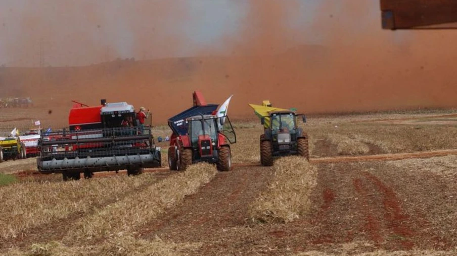 A primeira estimativa para a safra nacional de grãos do ano que vem indica queda de 1% na produção. Segundo o Instituto Brasileiro de Geografia e Estatística (IBGE, serão colhidas 238,5 milhões de toneladas, o que corresponde a uma diferença de 2,3 milhões de toneladas em relação ao ano anterior.

É a segunda maior estimativa da série histórica iniciada em 1975, atrás apenas de 2017, com 240,6 milhões.

De acordo com o IBGE, a redução tem como causa uma produção menor prevista para o milho (-7,5%). Para a soja, espera-se um crescimento de 4,7%..

Três dos cinco produtos de maior peso também devem ter menor produção: o algodão herbáceo (-0,1%), o feijão 1ª safra (-1,5%) e o milho 1ª safra (-1,2%). As estimativas apontam perspectivas melhores para a soja, com o crescimento de 4,7%. Outro que deve ter variação positiva é o arroz (1,6%).

Área
Com relação à área plantada, os dados são positivos para o algodão herbáceo em caroço, que pode ter crescimento de 4,4% no espaço atual atual, que é de 1,7 milhão de hectares.

Conforme o IBGE, as chuvas mais abundante e regulares nas principais regiões produtoras do Mato Grosso e da Bahia beneficiaram as lavouras, que alcançaram produtividadeelevada (4 234 kg/ha) neste ano.

"Para  2020, as incertezas quanto ao clima estão reduzindo a estimativa do rendimento médio”, informa o instituto.

O prognóstico para a soja é de elevação de 0,8% da área plantada e para o milho, de 0,4%. As reduções ficarão por conta da área do feijão primeira safra (-0,3%) e do arroz (-0,9%).

Feijão
A primeira estimativa da produção de feijão para a safra 2020 indica a produção de 2,8 milhões de toneladas, o que representa recuo de 7,0% em relação à safra de 2019. Segundo o IBGE, a primeira safra deve produzir 1,3 milhão de toneladas; a segunda safra, 1,1 milhão de toneladas e a terceira safra, 461,9 mil toneladas.

O IBGE informou ainda que, como o plantio e a colheita da segunda e terceira safra de feijão vão ocorrer em 2020, as estimativas de produção podem ter grandes alterações nos próximos prognósticos.

Safra 2019
O IBGE também divulgou hoje que a safra nacional de cereais, leguminosas e oleaginosas deve chegar a 240,8 milhões de toneladas, ou seja, será 6,3% superior à de 2018, que registrou 226,5 milhões de toneladas. O resultado significa crescimento de 77,5 mil toneladas em relação à estimativa do mês anterior.

O recorde anterior ocorreu em 2017, com a produção de 238,4 milhões de toneladas. A estimativa da área a ser colhida é de 63,1 milhões de hectares, com alta de 3,6% na comparação a 2018.

Juntos, arroz, milho e soja, os três principais produtos do grupo, somaram 92,8% na estimativa da produção e 87,0% da área a ser colhida.

A produção estimada da soja é de 113,0 milhões de toneladas. O milho terá uma produção recorde de 100,2 milhões de toneladas (25,9 milhões de toneladas de milho na primeira safra e 74,3 milhões de toneladas de milho na segunda safra).

Para o arroz , a produção é estimada em 10,3 milhões de toneladas. O algodão pode bater recorde na série histórica do IBGE, com a produção de 6,9 milhões de toneladas. Em comparação a 2018, houve queda de 4,1% para a soja e de 12,0% para o arroz, mas também crescimento de 23,2% para o milho e de 39,7% para o algodão herbáceo.