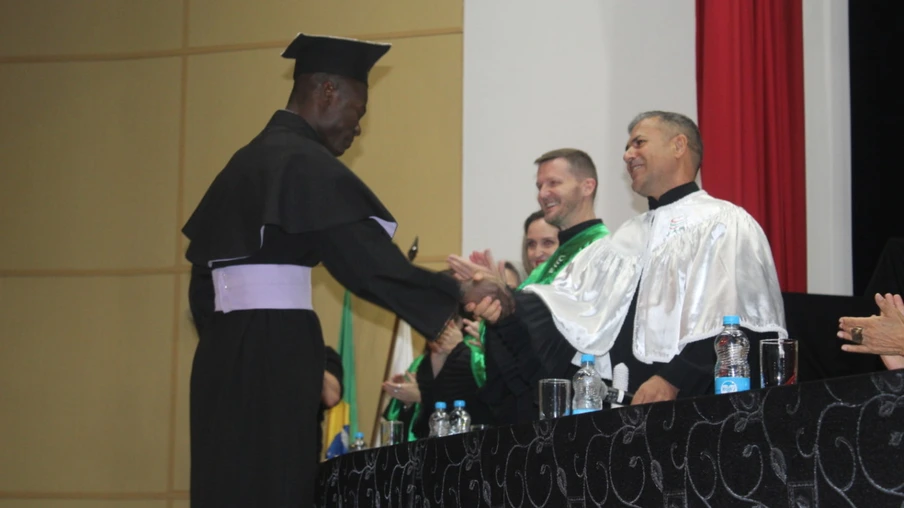 Jean é o primeiro haitiano graduado pelo Centro FAG