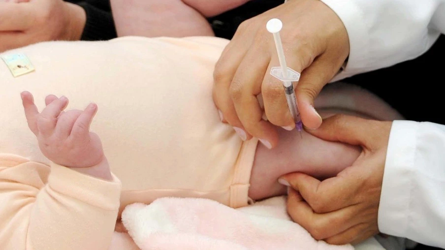 Vacinação infantil está suspensa até 16 de abril