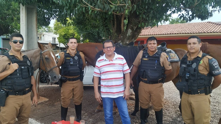 Presença da Cavalaria, além de mais segurança, vira atração nos bairros